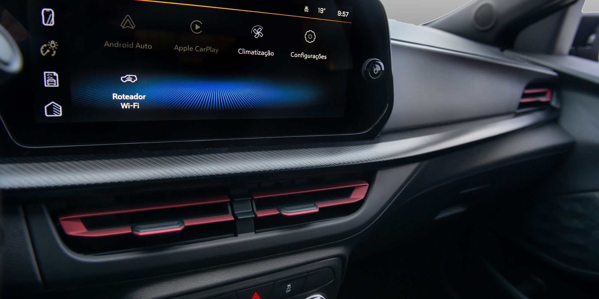 Pensando em praticidade no dia a dia, o Chevrolet Onix Plus 2027 possui roteador de Wi-Fi